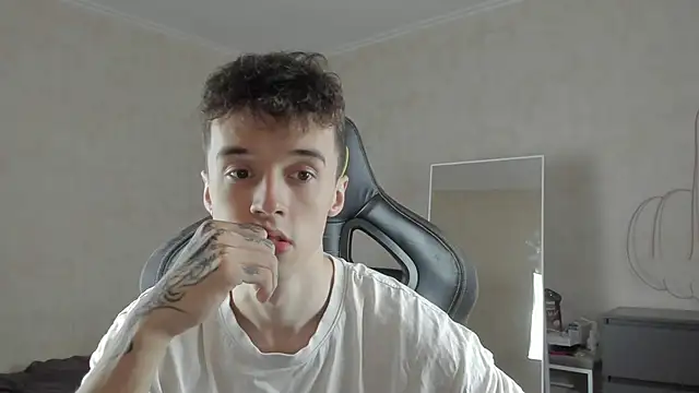 Snapshot of MasonWarholl chatting on October 2025 09:07:02 AM MasonWarholl online show from October 2025 09:07:02 AM