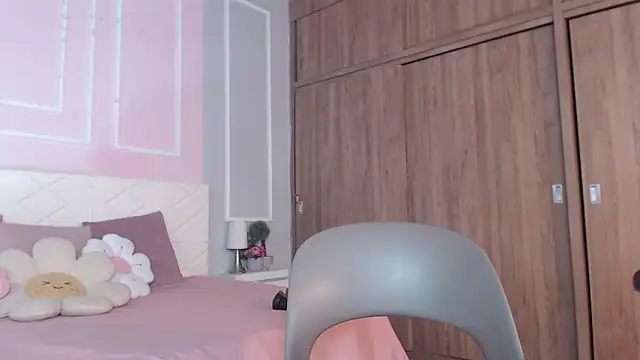 Snapshot of OraLarson chatting on September 2025 11:31:02 AM OraLarson online show from September 2025 11:31:02 AM