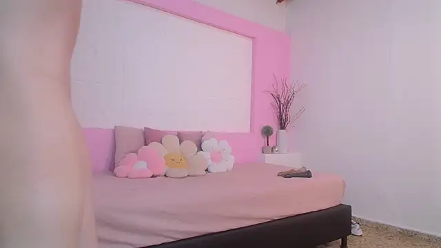 Snapshot of OraLarson chatting on October 2025 12:06:02 PM OraLarson online show from October 2025 12:06:02 PM