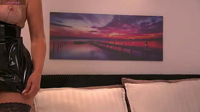 EmaCourtis online show from October 2025 11:42:02 AM