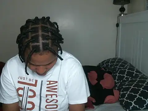 Snapshot of R-thequeen chatting on December 2024 08:00:01 AM R-thequeen online show from December 2024 08:00:01 AM