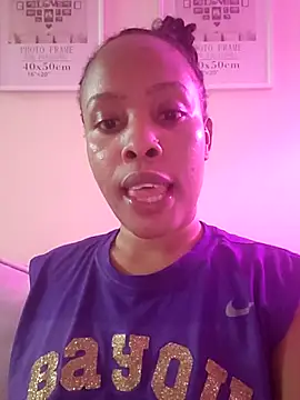 Snapshot of R-thequeen chatting on May 2026 11:34:04 PM R-thequeen online show from May 2026 11:34:04 PM