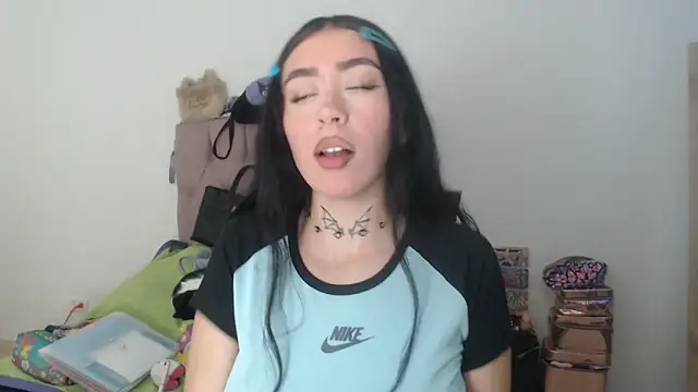 Snapshot of Julieta_De_Los_Angeles chatting on April 2026 11:02:02 PM Julieta De Los Angeles online show from April 2026 11:02:02 PM
