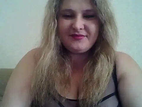Snapshot of ParisMimi chatting on April 2026 07:42:01 AM ParisMimi online show from April 2026 07:42:01 AM