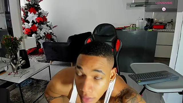 Snapshot of TROYWESLY- chatting on January 2025 05:38:01 PM TROYWESLY- online show from January 2025 05:38:01 PM