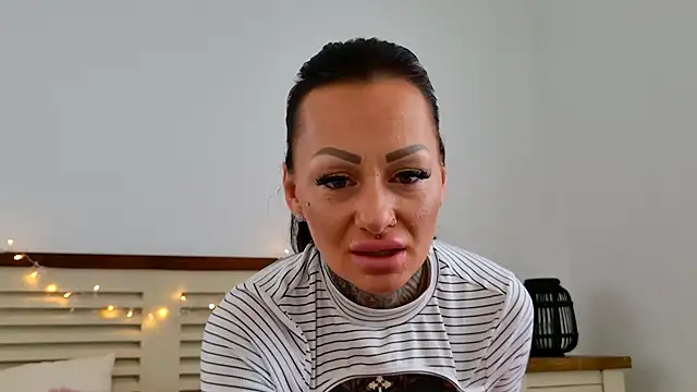 Snapshot of Mia-Roux chatting on January 2026 08:41:01 AM Mia-Roux online show from January 2026 08:41:01 AM