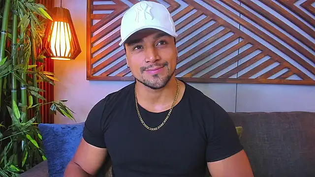 Snapshot of MikeEstevess chatting on January 2025 03:43:01 AM MikeEstevess online show from January 2025 03:43:01 AM