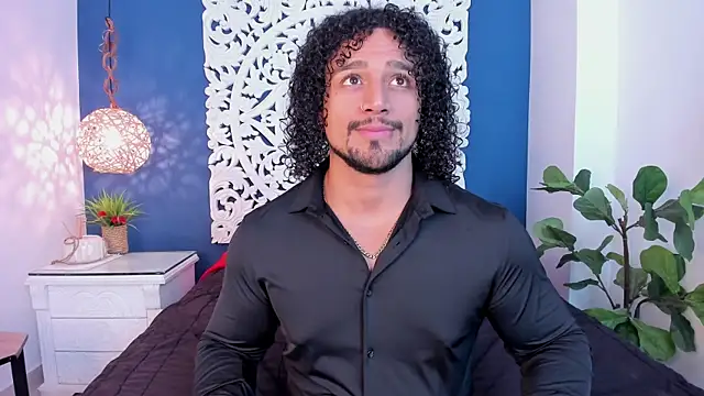 Snapshot of MikeEstevess chatting on February 2025 06:01:02 AM MikeEstevess online show from February 2025 06:01:02 AM