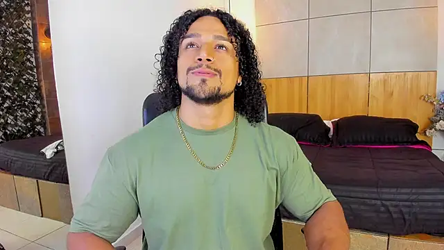 Snapshot of MikeEstevess chatting on March 2025 11:35:02 PM MikeEstevess online show from March 2025 11:35:02 PM