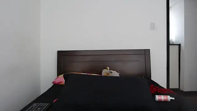 Snapshot of rebecca_collin chatting on December 2025 02:57:02 PM rebecca collin online show from December 2025 02:57:02 PM