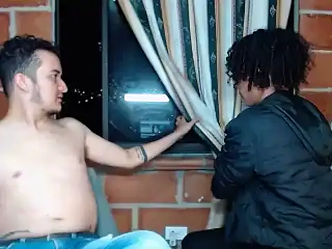 Snapshot of Izan_And_Theo chatting on February 2025 02:20:01 AM Izan And Theo online show from February 2025 02:20:01 AM