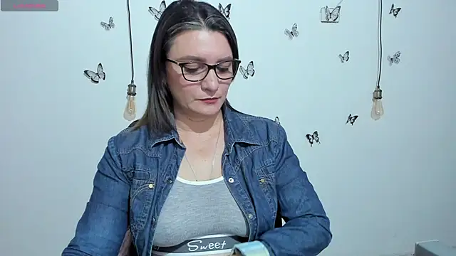 Snapshot of Amie_Adams82_ chatting on November 2025 03:23:02 PM Amie Adams82 online show from November 2025 03:23:02 PM