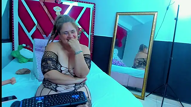 Snapshot of AnyelaGitanaMature chatting on December 2024 09:44:01 AM AnyelaGitanaMature online show from December 2024 09:44:01 AM