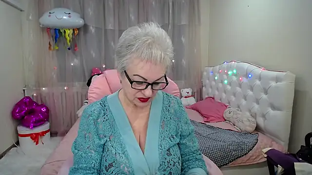 Snapshot of KayleSmoll chatting on January 2025 10:32:02 PM KayleSmoll online show from January 2025 10:32:02 PM