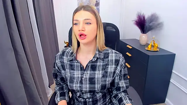 Snapshot of SelenaeMoore chatting on March 2026 07:54:01 PM SelenaeMoore online show from March 2026 07:54:01 PM