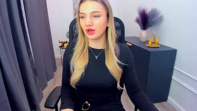 Snapshot of SelenaeMoore chatting on March 2026 03:35:02 AM SelenaeMoore online show from March 2026 03:35:02 AM