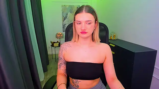 Snapshot of SelenaeMoore chatting on March 2026 07:41:01 PM SelenaeMoore online show from March 2026 07:41:01 PM