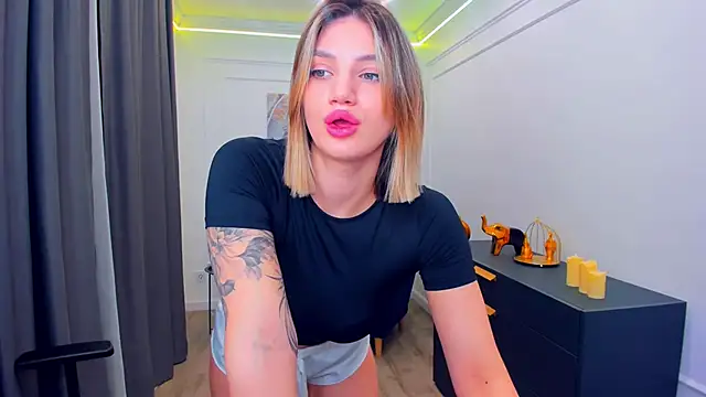 Snapshot of SelenaeMoore chatting on March 2026 03:45:02 AM SelenaeMoore online show from March 2026 03:45:02 AM