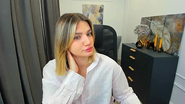 Snapshot of SelenaeMoore chatting on March 2026 03:39:01 AM SelenaeMoore online show from March 2026 03:39:01 AM