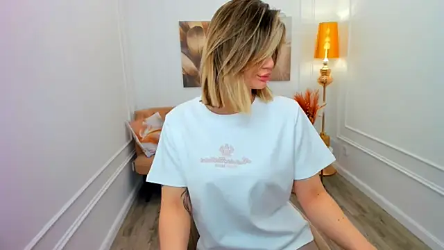 Snapshot of SelenaeMoore chatting on March 2026 06:20:01 PM SelenaeMoore online show from March 2026 06:20:01 PM