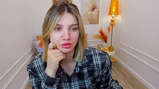 Snapshot of SelenaeMoore chatting on April 2026 03:38:01 AM SelenaeMoore online show from April 2026 03:38:01 AM