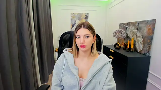 Snapshot of SelenaeMoore chatting on April 2026 03:36:02 AM SelenaeMoore online show from April 2026 03:36:02 AM