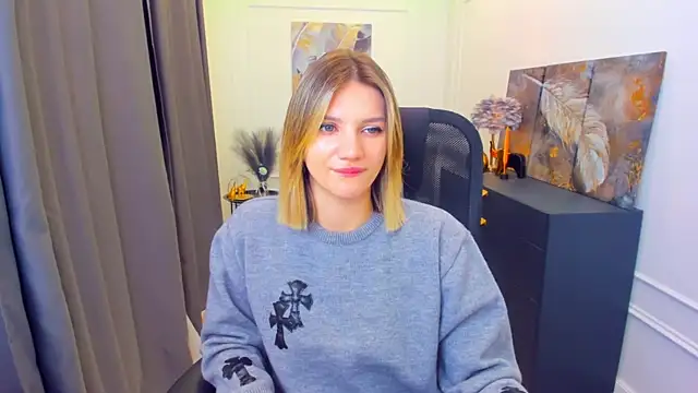 Snapshot of SelenaeMoore chatting on April 2026 06:19:01 AM SelenaeMoore online show from April 2026 06:19:01 AM