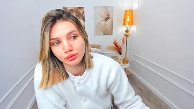 Snapshot of SelenaeMoore chatting on April 2026 03:44:02 AM SelenaeMoore online show from April 2026 03:44:02 AM