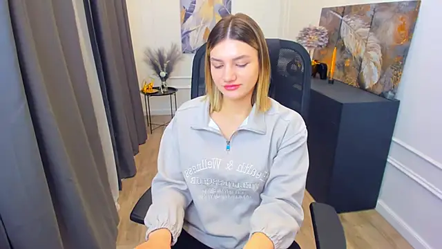 Snapshot of SelenaeMoore chatting on April 2026 03:44:02 AM SelenaeMoore online show from April 2026 03:44:02 AM