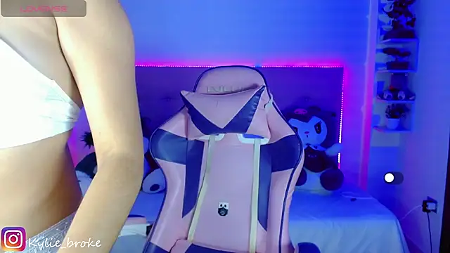 Snapshot of Kylie_brokee chatting on February 2025 09:10:01 PM Kylie brokee online show from February 2025 09:10:01 PM