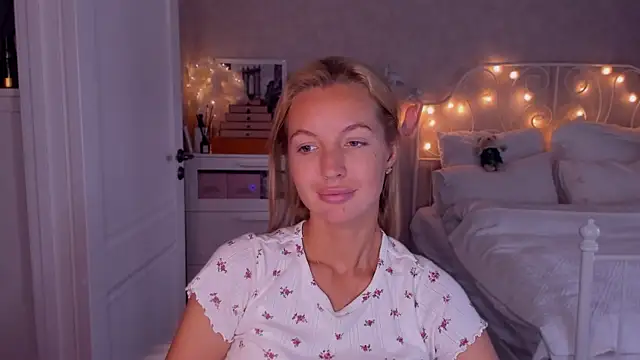 Snapshot of aestetick chatting on October 2025 09:51:01 AM aestetick online show from October 2025 09:51:01 AM