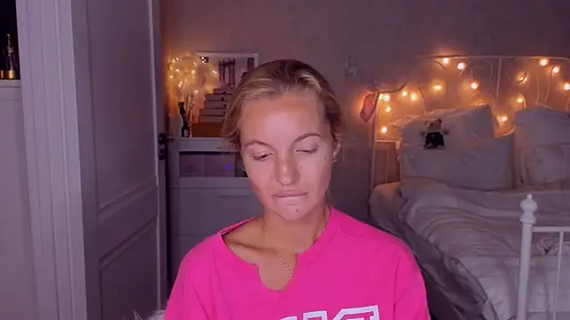 Snapshot of aestetick chatting on October 2025 06:27:02 PM aestetick online show from October 2025 06:27:02 PM