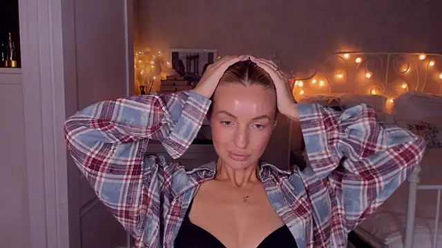 Snapshot of aestetick chatting on October 2025 03:43:01 PM aestetick online show from October 2025 03:43:01 PM