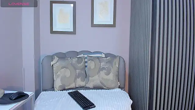 Nahiajhonson  online show from January 2025 12:25:02 PM