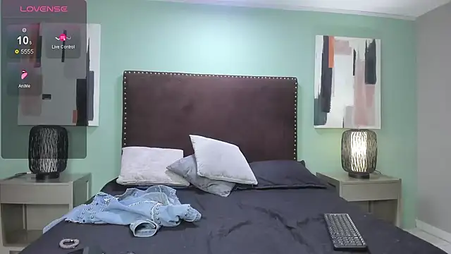 Nahiajhonson  online show from January 2025 12:52:02 PM