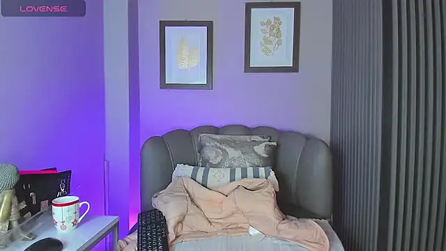 Nahiajhonson  online show from October 2025 01:34:01 PM