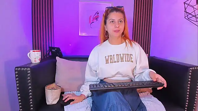 Nahiajhonson  online show from November 2025 01:00:01 PM