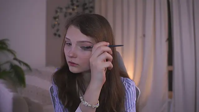 Snapshot of CindyGarrison chatting on November 2025 11:05:01 PM CindyGarrison online show from November 2025 11:05:01 PM