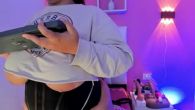 Alanna hot3 online show from October 2025 07:35:02 PM