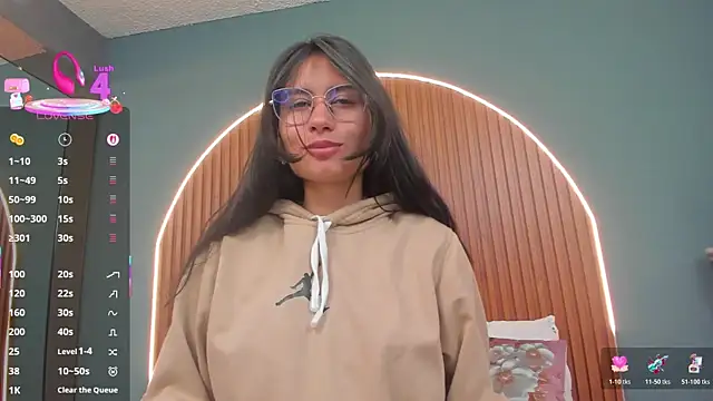 NayeCloud online show from December 2025 03:47:02 AM