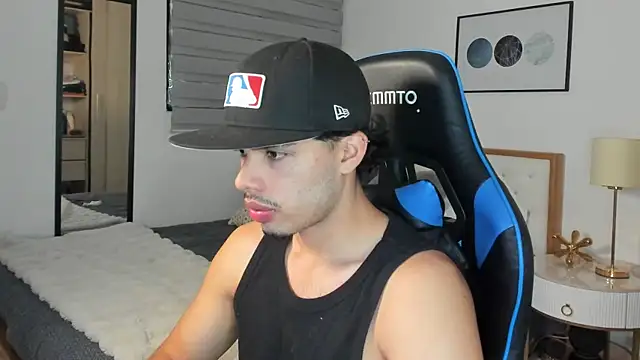 Snapshot of mateoleonee chatting on December 2024 09:20:02 PM mateoleonee online show from December 2024 09:20:02 PM