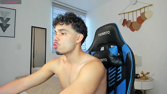 Snapshot of mateoleonee chatting on February 2025 04:51:01 PM mateoleonee online show from February 2025 04:51:01 PM