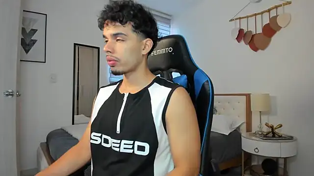 Snapshot of mateoleonee chatting on March 2025 07:15:02 PM mateoleonee online show from March 2025 07:15:02 PM