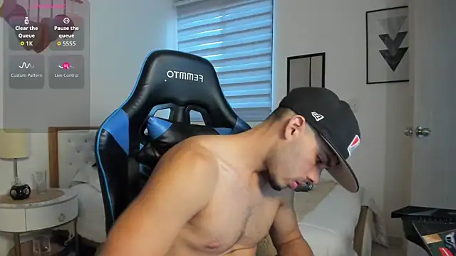 Snapshot of mateoleonee chatting on October 2025 08:28:02 PM mateoleonee online show from October 2025 08:28:02 PM