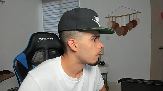 Snapshot of mateoleonee chatting on February 2026 07:54:02 PM mateoleonee online show from February 2026 07:54:02 PM