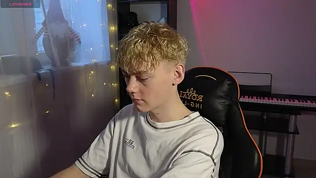 Snapshot of Keytaro chatting on March 2025 03:05:01 PM Keytaro online show from March 2025 03:05:01 PM