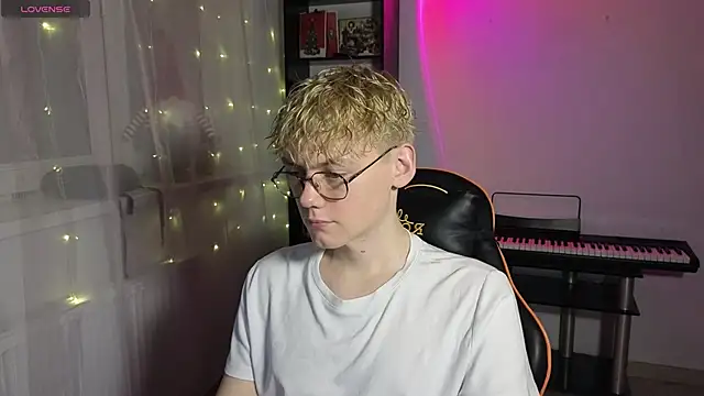 Snapshot of Keytaro chatting on March 2025 05:01:01 PM Keytaro online show from March 2025 05:01:01 PM