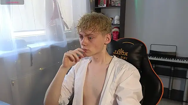 Snapshot of Keytaro chatting on March 2025 09:32:02 AM Keytaro online show from March 2025 09:32:02 AM