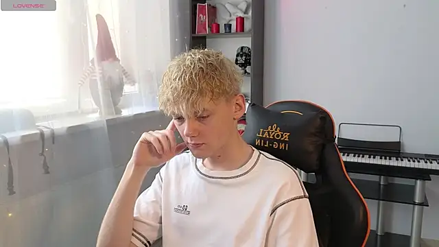 Snapshot of Keytaro chatting on March 2025 11:19:01 AM Keytaro online show from March 2025 11:19:01 AM