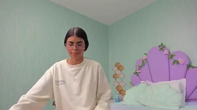 Isa little4u online show from December 2024 03:09:02 PM